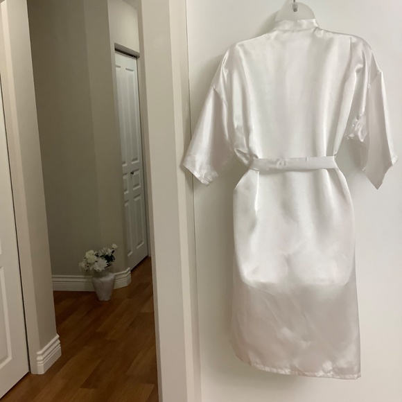 White Satin Robe Medium 34-36 bust near new - Picture 6 of 10